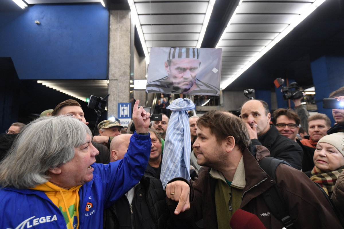 Przeciwnicy i zwolennicy Donalda Tuska na Dworcu Centralnym w Warszawie