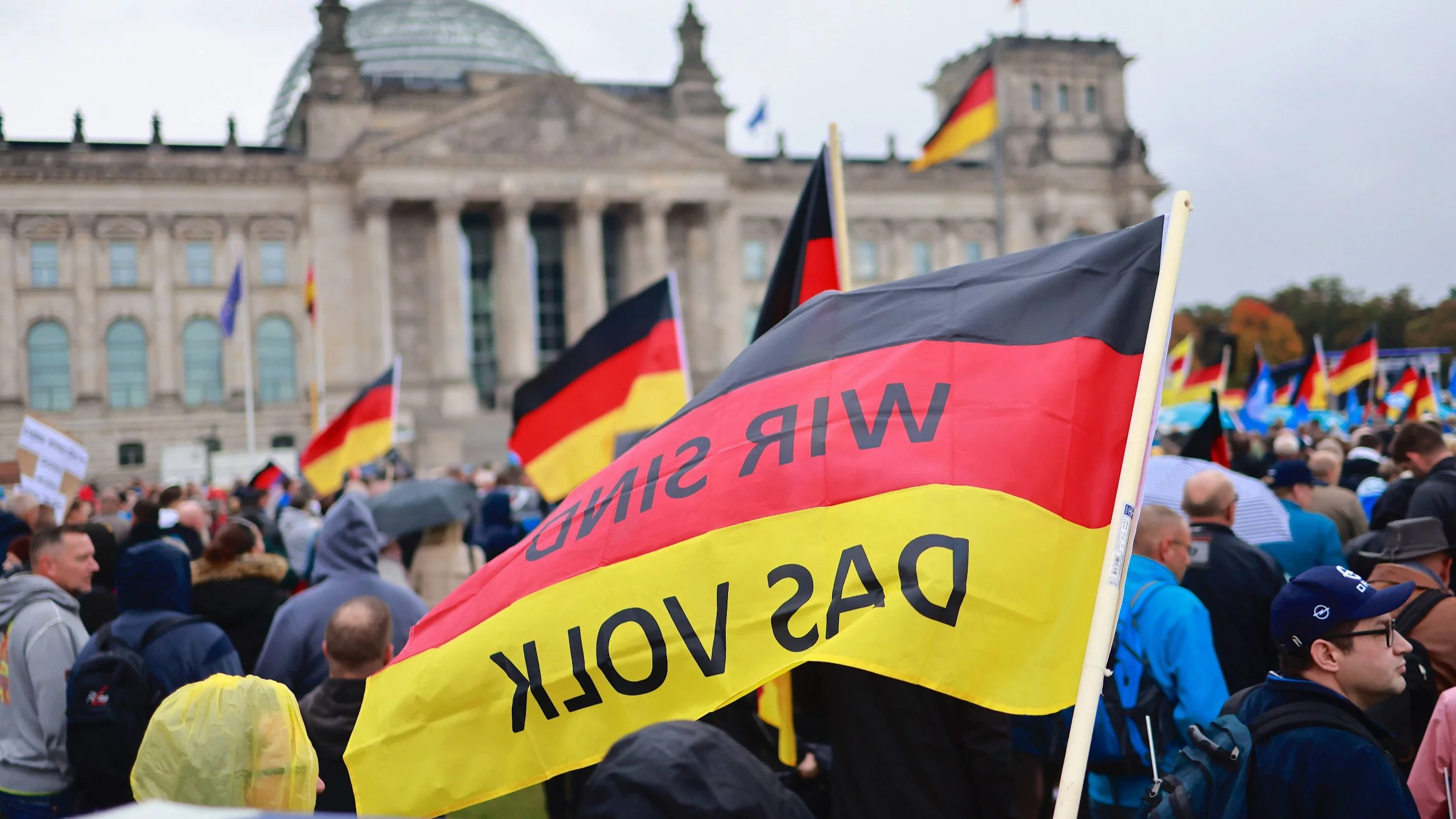 Polityk AfD atakuje polski rząd. "Sikorski błazen"