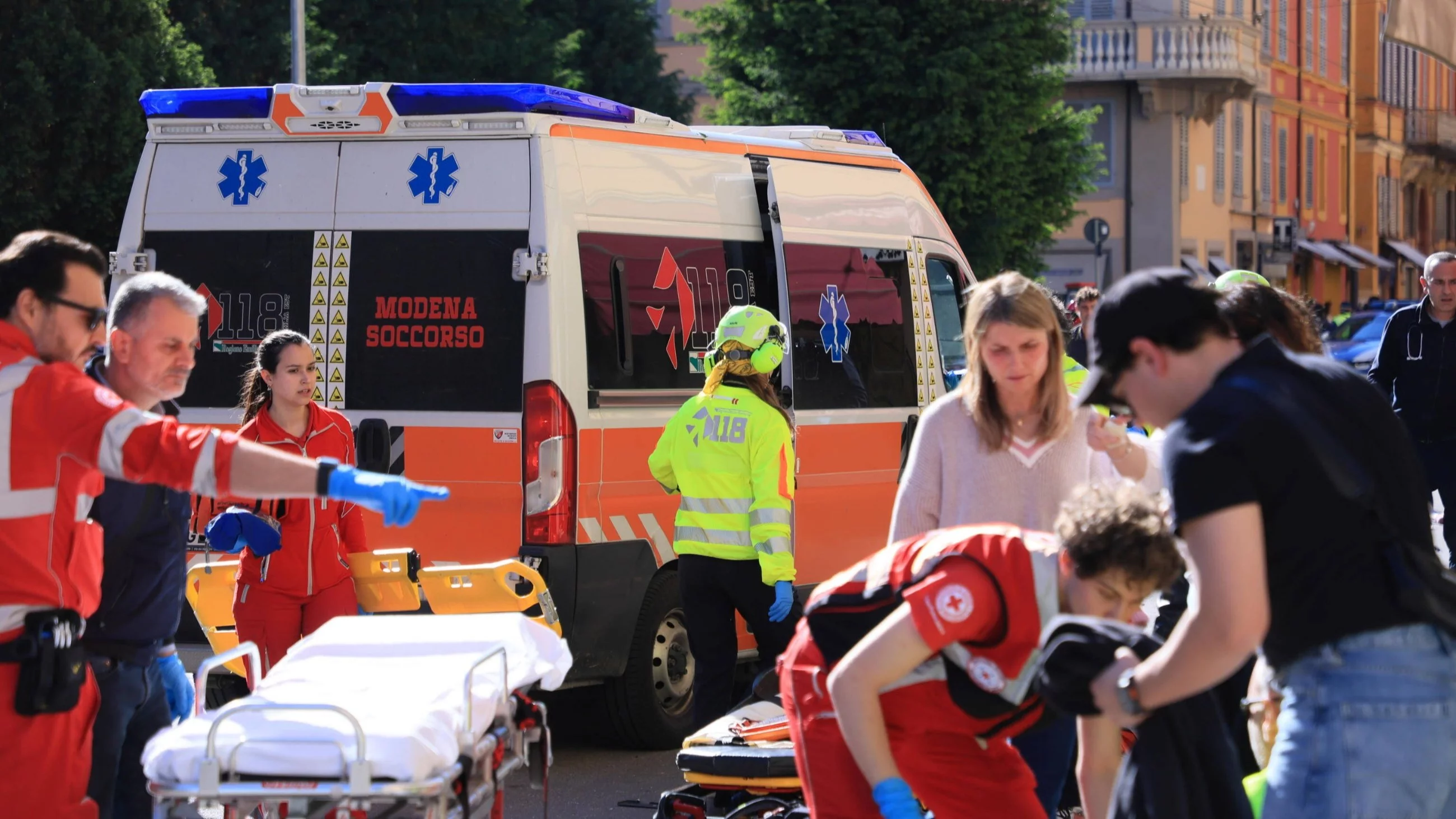 Atak w Modenie. Marokańczyk wjechał autem w przechodniów