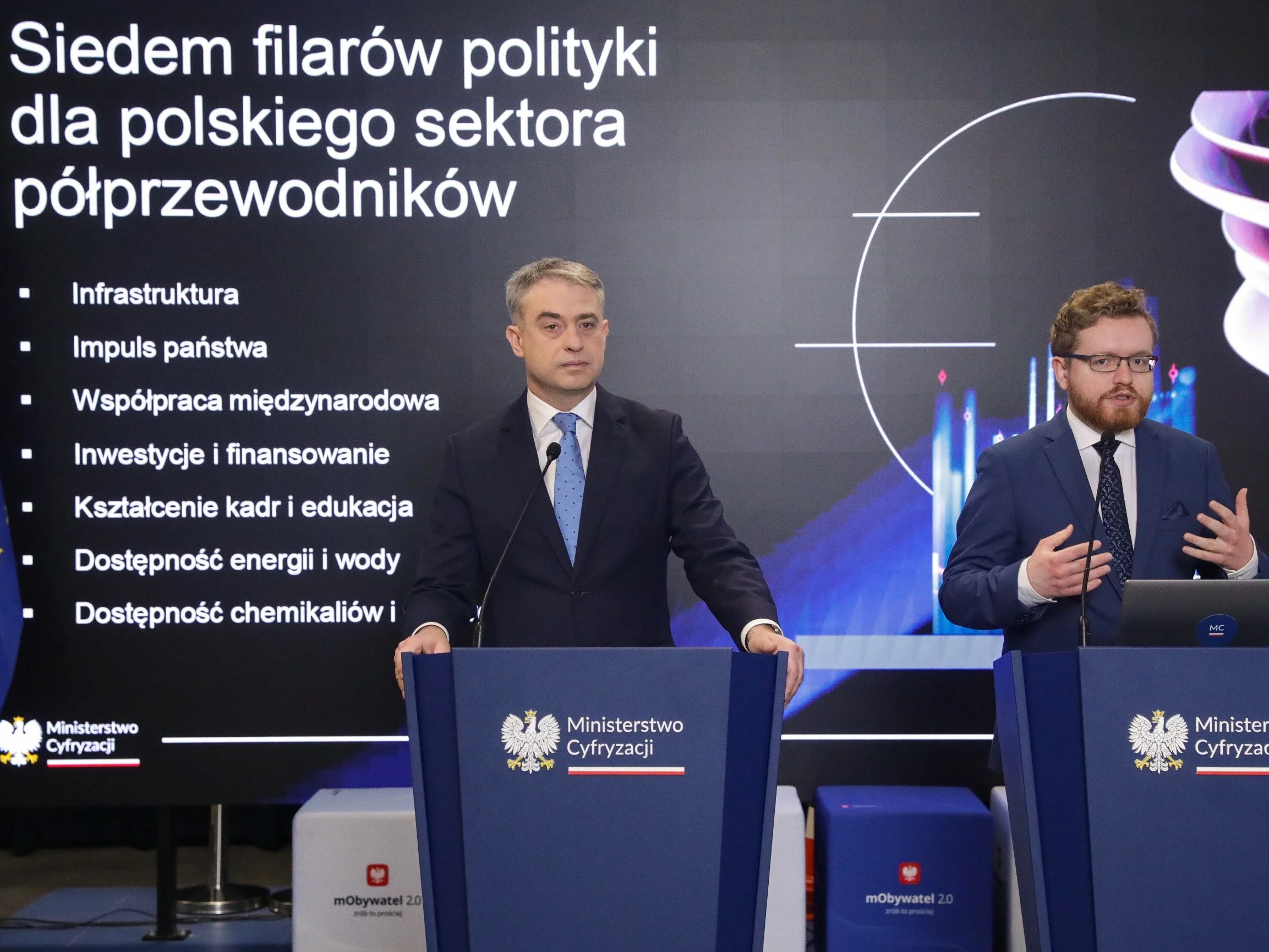 Wicepremier, minister cyfryzacji Krzysztof Gawkowski oraz wiceminister cyfryzacji Dariusz Standerski