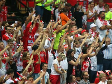 Polscy kibice podczas meczu półfinałowego mistrzostw świata siatkarzy z Brazylią w Katowicach