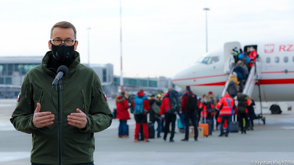 Premier Mateusz Morawiecki na lotnisku Okęcie w Warszawie