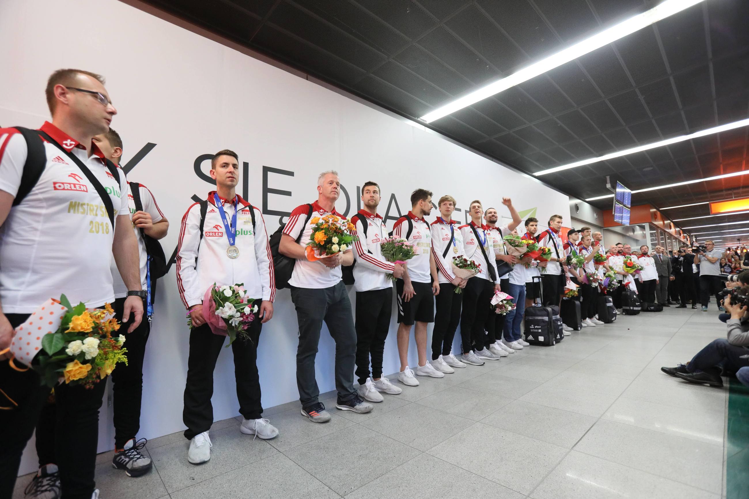 Polscy siatkarze na lotnisku Chopina w Warszawie