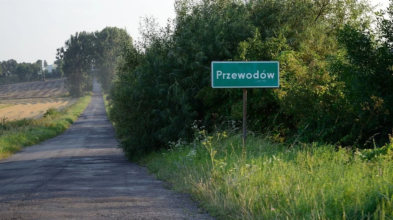 Tablica przy wjeździe do Przewodowa