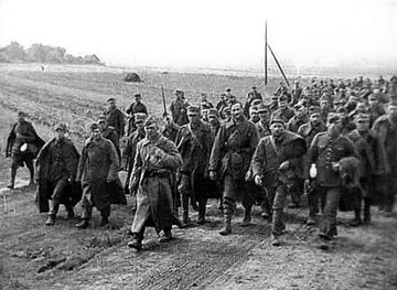 Polscy żołnierze-jeńcy wojenni konwojowani przez Armię Czerwoną do kolejowych punktów załadunku za granicą polsko-sowiecką