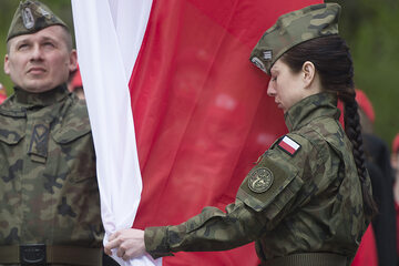 Polscy żołnierze z flagą