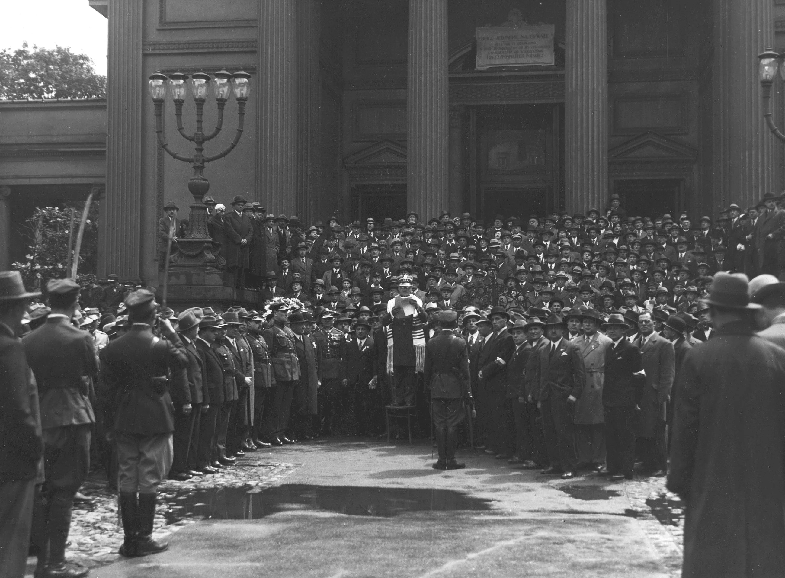Rabin Baruch Steinberg przemawiający przed Wielką Synagogą na Tłomackiem w czasie apelu poległych zorganizowanego przez Związek Żydów Uczestników Walk o Niepodległość Polski, 1933