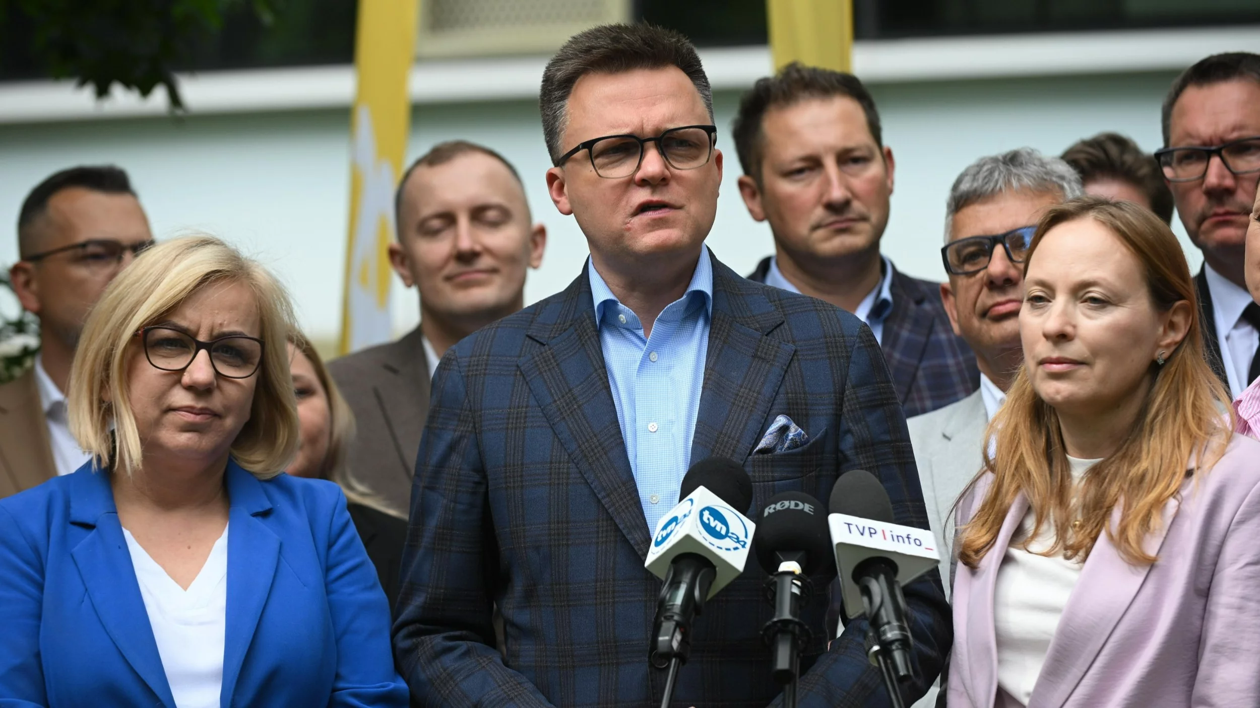 Minister klimatu i środowiska Paulina Hennig-Kloska (L), przewodniczący Polski 2050, marszałek Sejmu Szymon Hołownia (C) i minister funduszy i polityki regionalnej Katarzyna Pełczyńska-Nałęcz