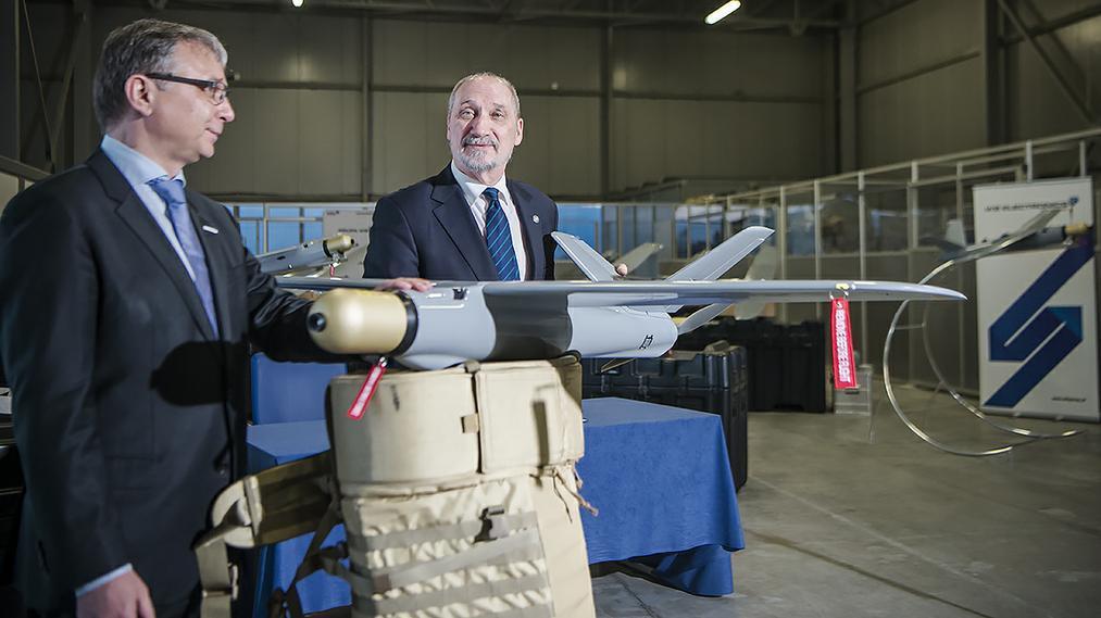 Od lewej: prezes WB Electronics Piotr Wojciechowski i szef MON Antoni Macierewicz,