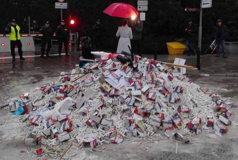 Polska flaga na stercie kredy po proteście nauczycieli