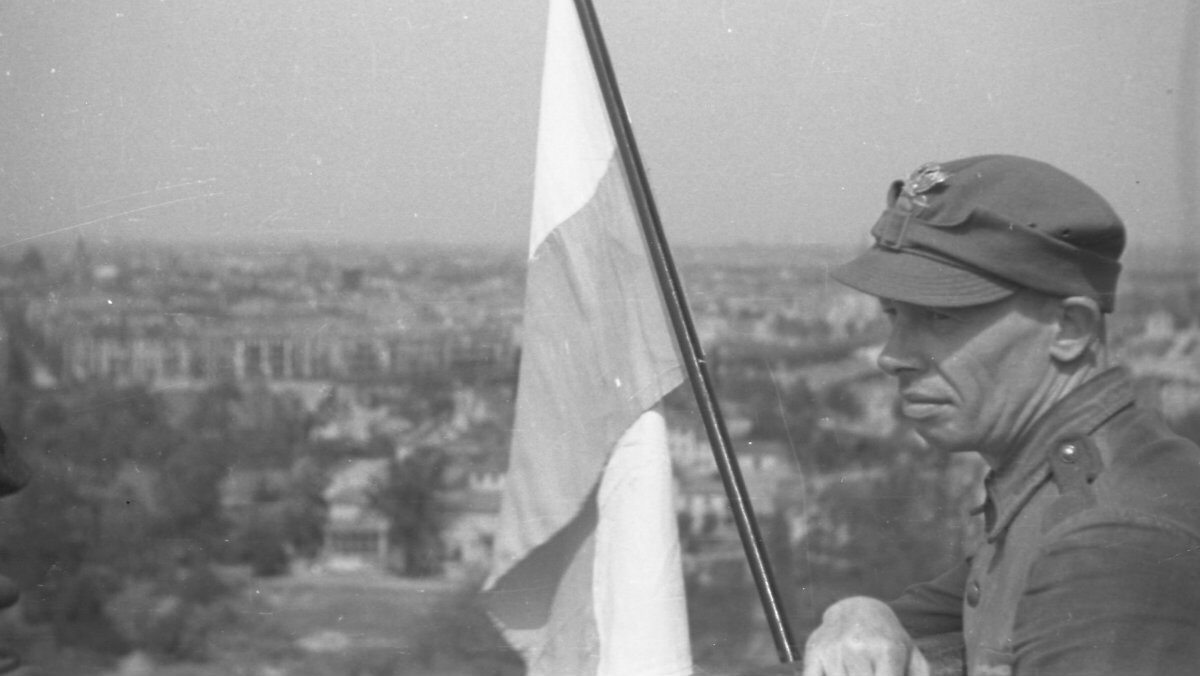 Polska flaga w Berlinie 2 maja 1945 roku na Pruskiej Kolumnie Zwycięstwa