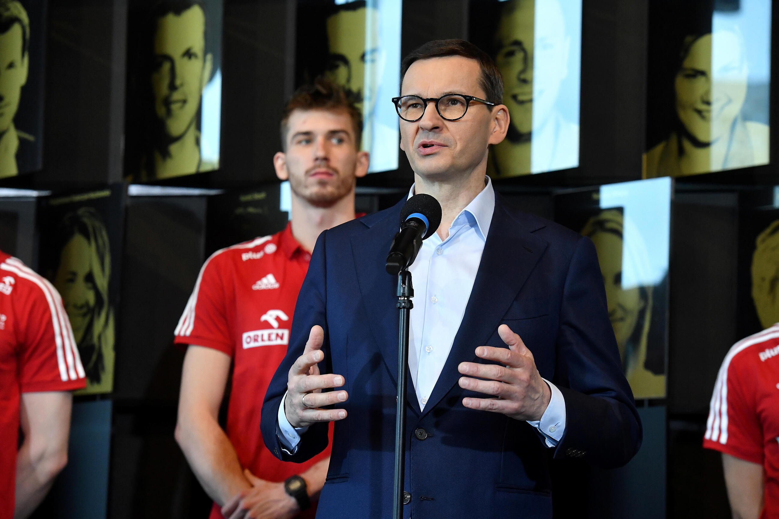 Premier Mateusz Morawiecki podczas konferencji prasowej w siedzibie Polskiego Komitetu Olimpijskiego w Warszawie.