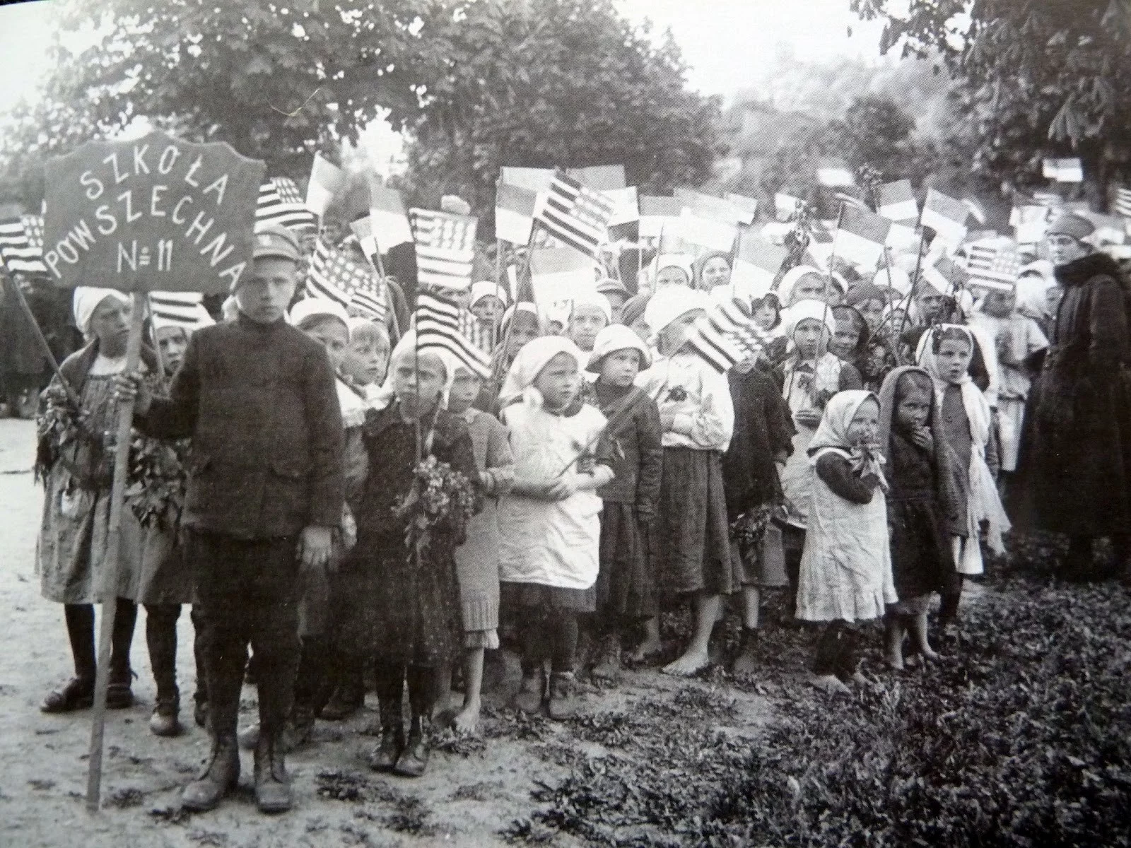 Uczestnicy defilady dzieci w Warszawie podczas wizyty H. Hoovera, sierpień 1919