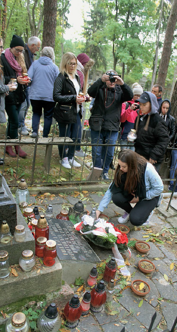 Polska młodzież składa kwiaty na grobie rodziny Paderewskich w Żytomierzu