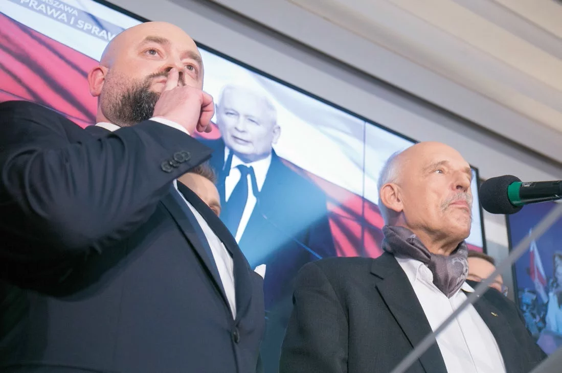 Wieczór wyborczy Konfederacji. Z lewej: szef sztabu wyborczego Bartłomiej Pejo, z prawej: Janusz Korwin-Mikke