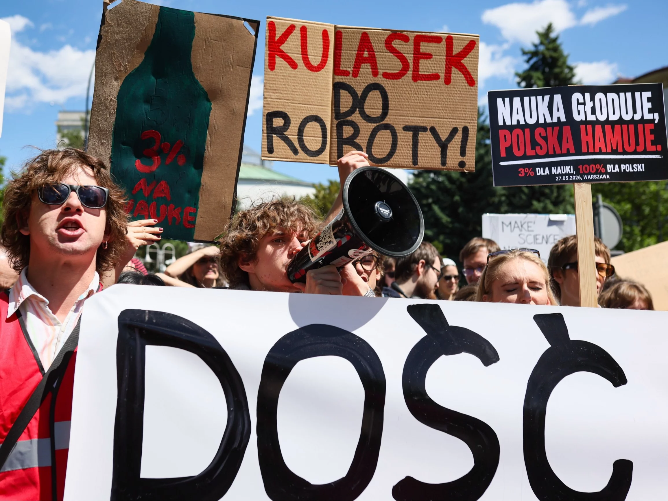 Protest środowiska naukowego przed Sejmem, 27 bm. Uczestnicy odbywającego się ph. „3% dla nauki, 100% dla Polski”