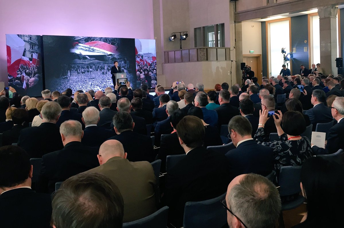 Premier Beata Szydlo przemawia podczas uroczystości odsłonięcia tablicy w KPRM