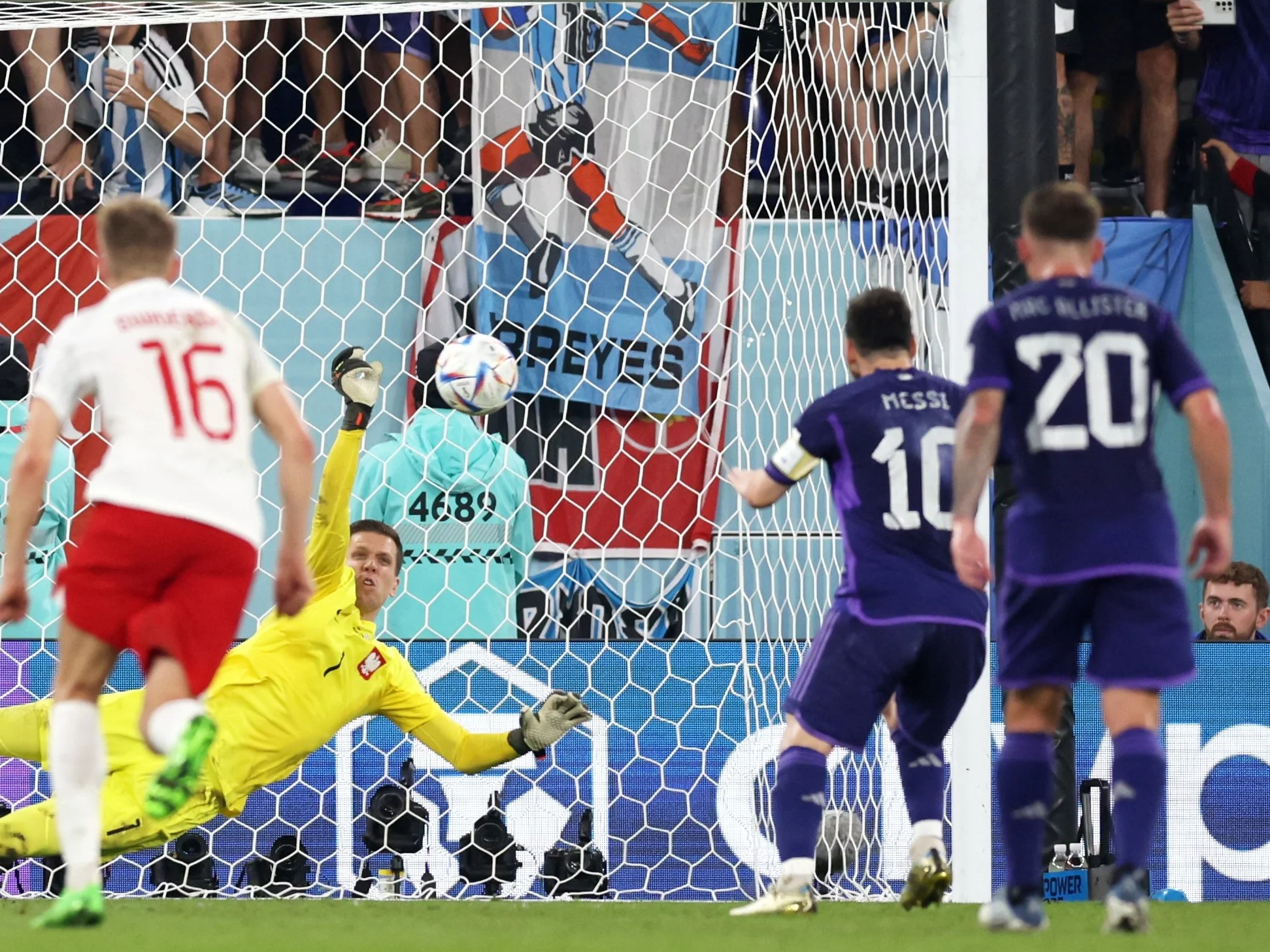 Wojciech Szczęsny broni rzut karny Leo Messiego