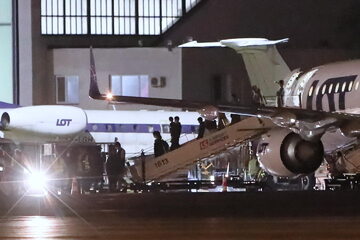 Polski samolot z osobami ewakuowanymi z Afganistanu na lotnisku w Okęciu.