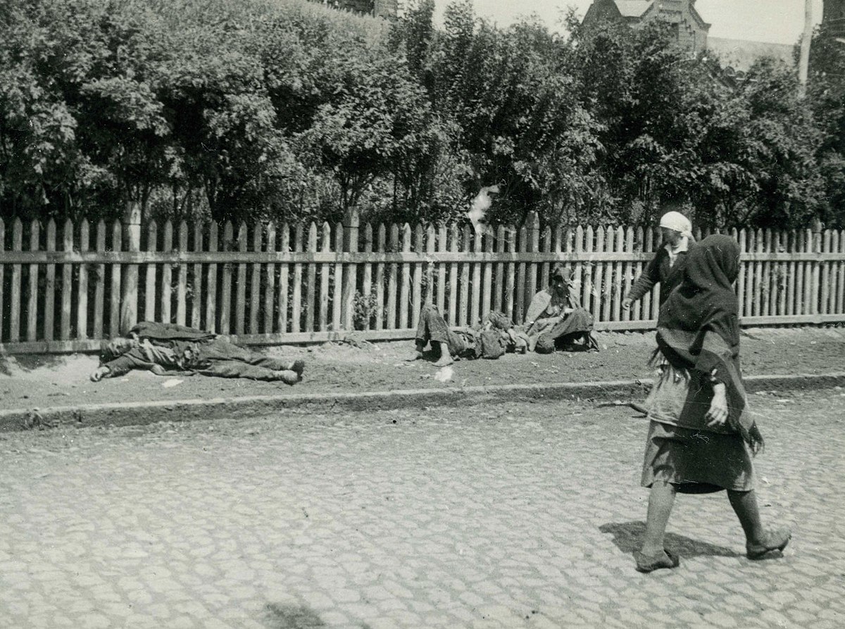 Zmarli z głodu na ulicy w Charkowie 1932. Autor zdjęcia: Alexander Wienerberger