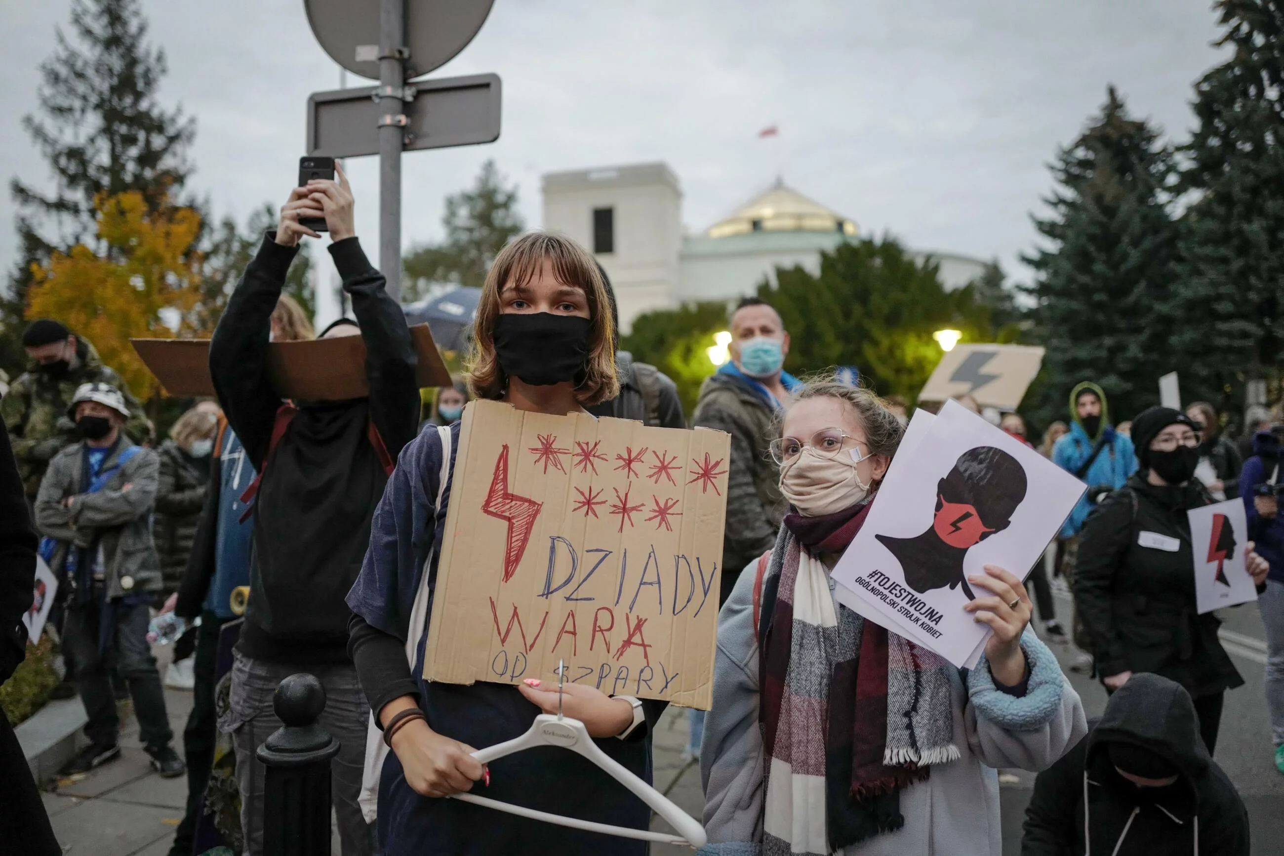 Manifestacja przed Sejmem w Warszawie