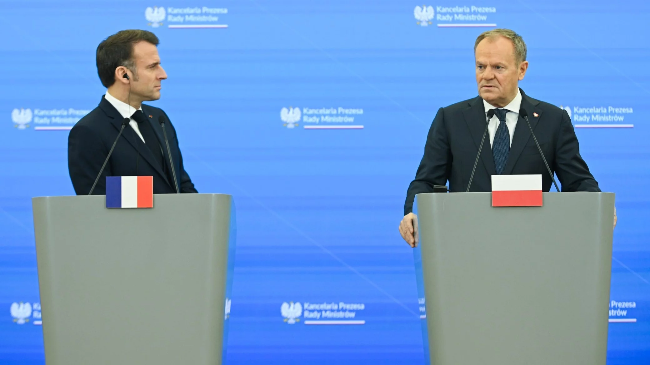 Premier Donald Tusk (P) oraz prezydent Francji Emmanuel Macron (L). Warszawa, 12.12.2024