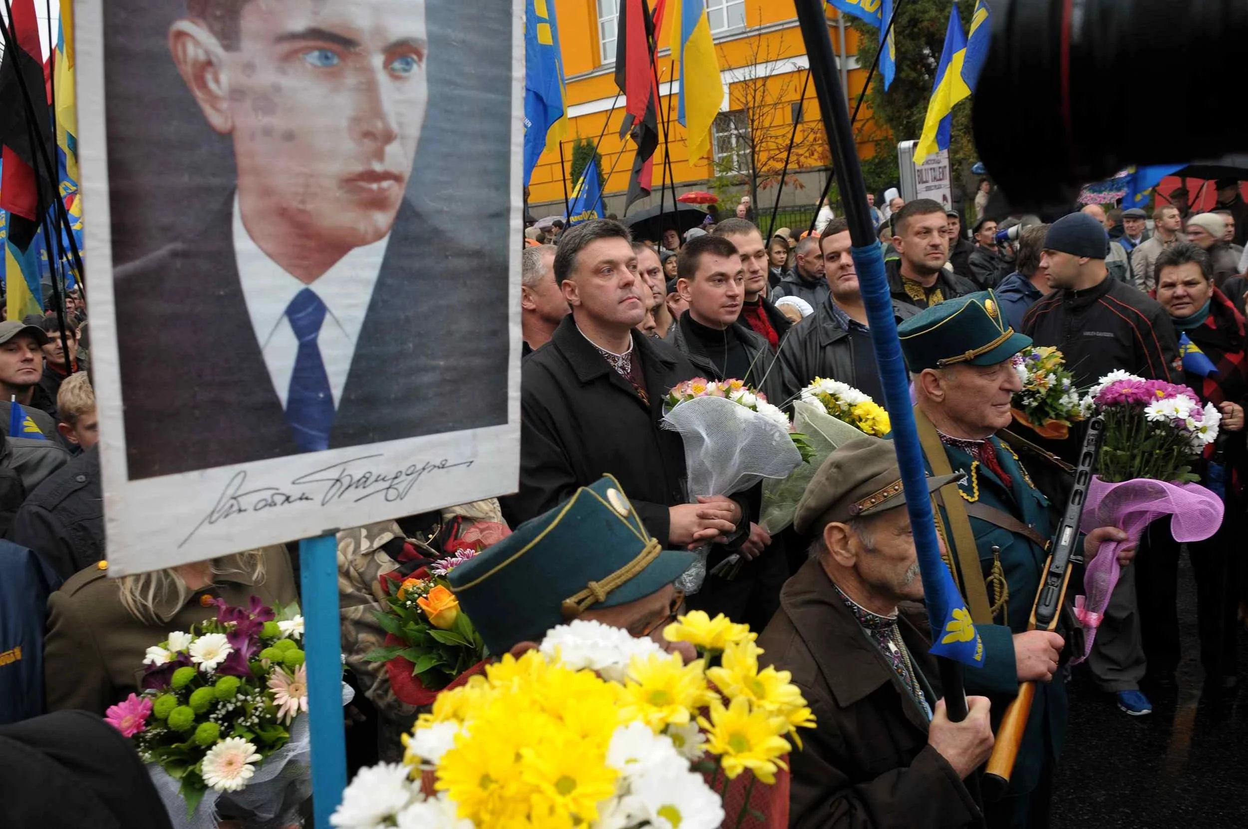 Weterani UPA w Kijowie, widoczni m.in. Ołeh Tiahnybok i Jurij Mychalczyszyn, 2012