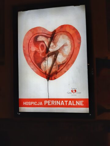 Pomazany plakat promujący pracę hospicjów perinatalnych.