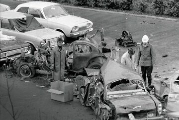 Pomiędzy 11 a 24 maja 1972 r. RAF przeprowadziła serię zamachów. 12 maja 1972 r. na parkingu lokalnego Państwowego Urzędu Kryminalnego w Monachium eksplodował samochód wyładowany materiałami wybuchowymi. Pięciu funkcjonariuszy policji zostało rannych