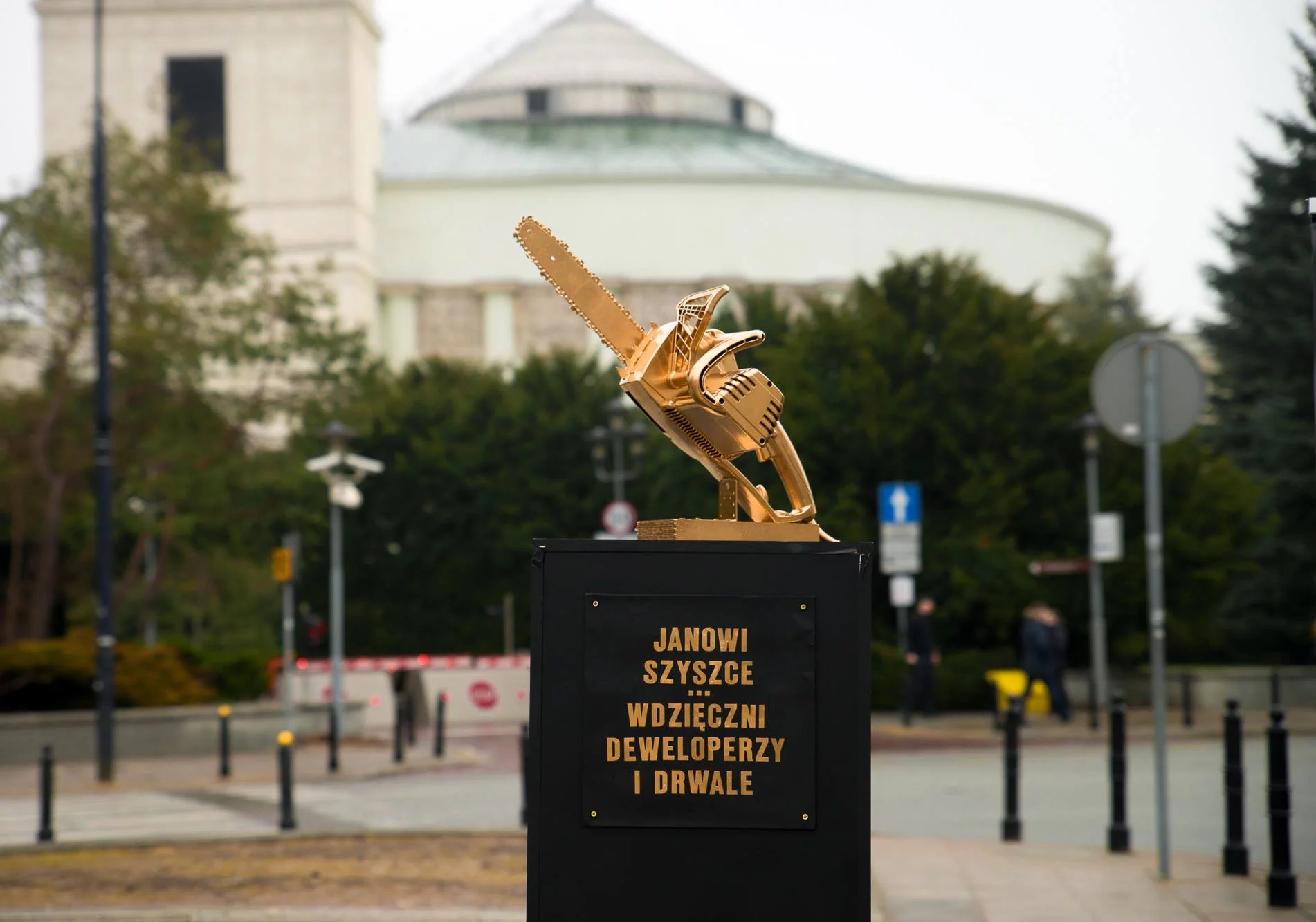 "Pomnik" przed Sejmem