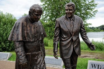 Pomnik Jana Pawła II i Ronalda Reagana w Gdańsku