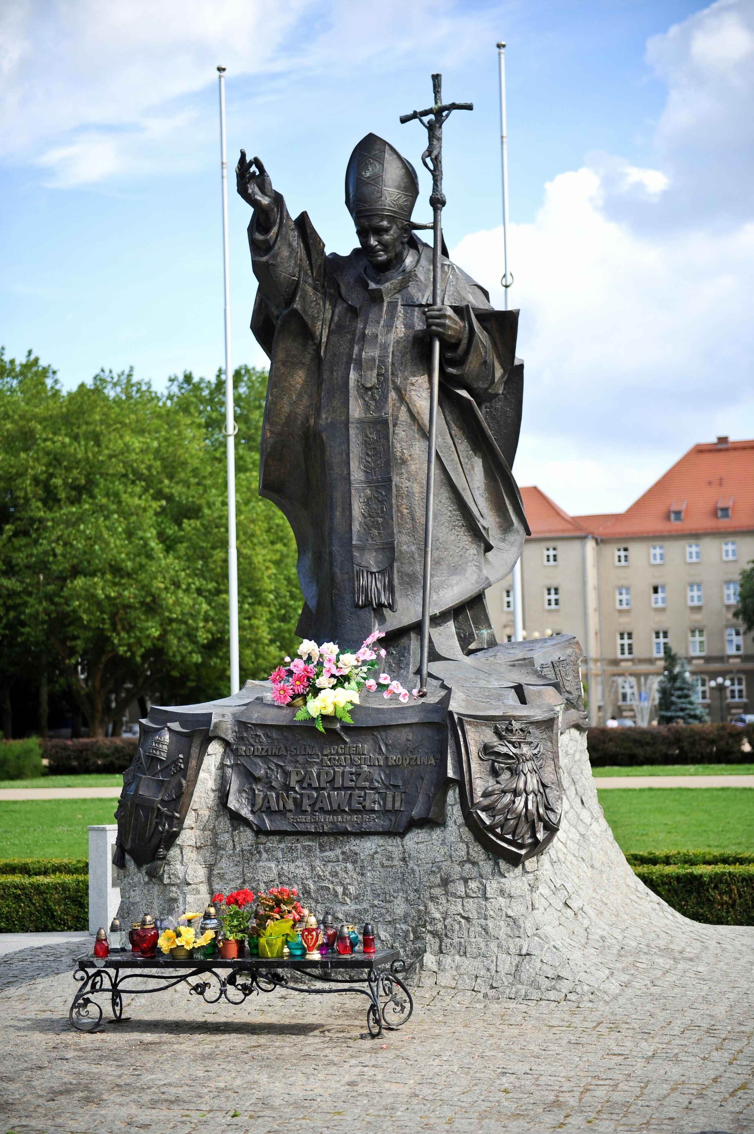 Pomnik papieża Jana Pawła II znajduje się na Jasnych Błoniach, naprzeciw Pomnika Czynu Polaków.