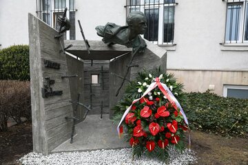 Pomnik Jana Rodowicza "Anody" przed gmachem Ministerstwa Sprawiedliwości