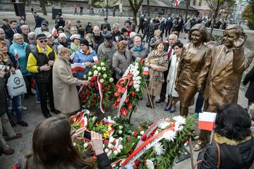 Pomnik Lecha i Marii Kaczyńskich w Białej Podlaskiej