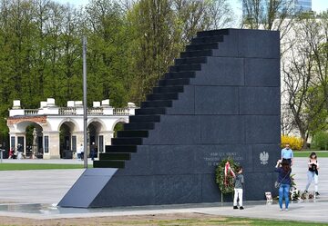 Pomnik Ofiar Tragedii Smoleńskiej 10 kwietnia 2010 na placu Piłsudskiego w Warszawie