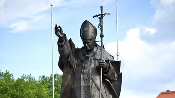 Pomnik papieża Jana Pawła II znajduje się na Jasnych Błoniach, naprzeciw Pomnika Czynu Polaków.