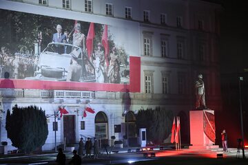 Pomnik prezydenta Lecha Kaczyńskiego przed uroczystym odsłonięciem