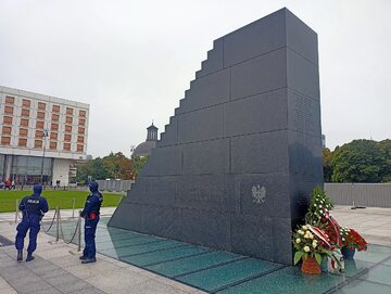Pomnik smoleński na placu Piłsudskiego w Warszawie