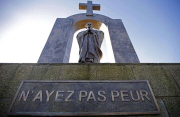 Pomnik św. Jana Pawła II, Ploermel