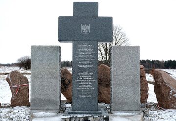 Pomnik upamiętniający mord mieszkańców polskiej miejscowości Huta Pieniacka na Ukrainie,