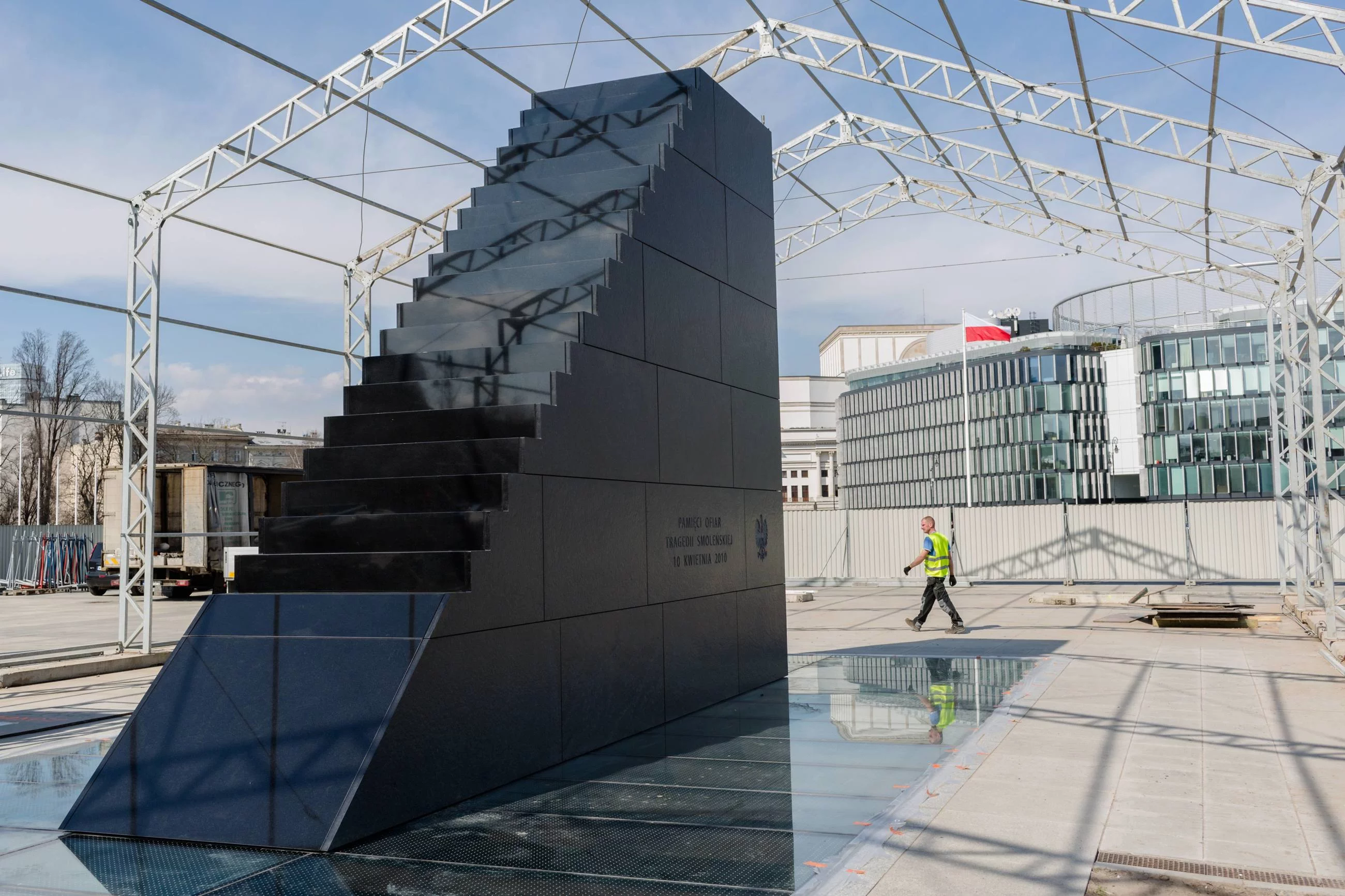 Pomnik ofiar katastrofy smoleńskiej autorstwa Jerzego Kaliny na placu Piłsudskiego w Warszawie
