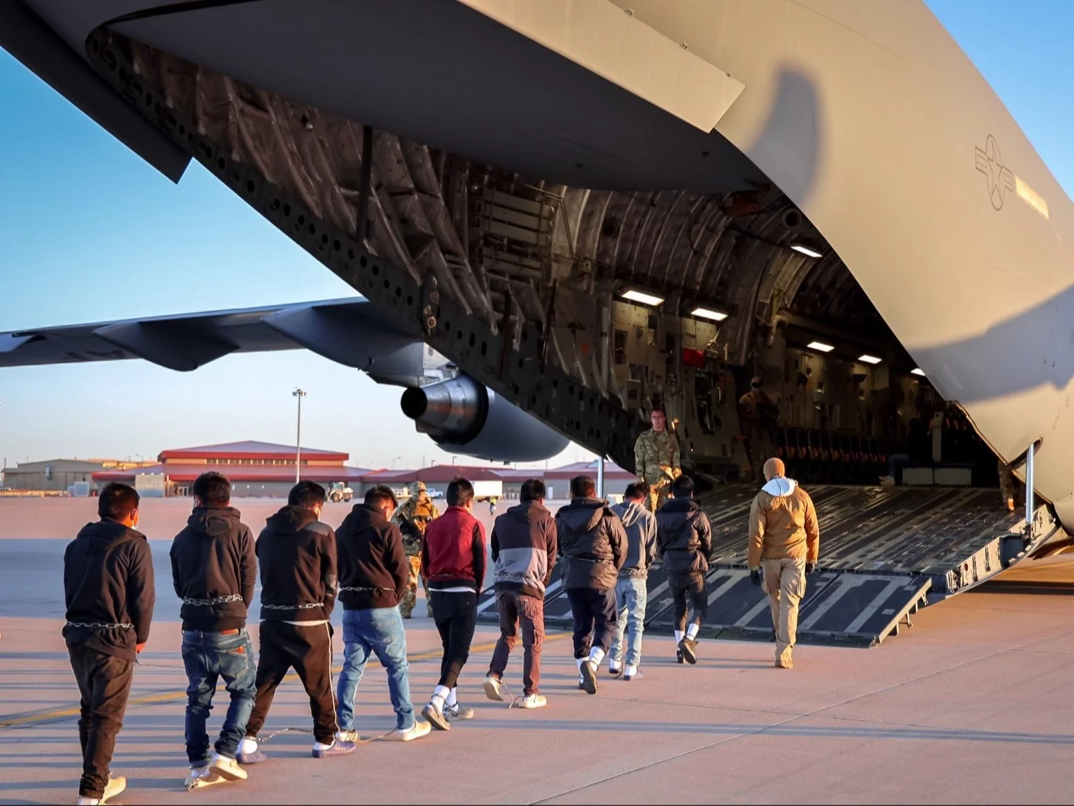 Nielegalni migranci wsiadają na pokład samolotu w USA