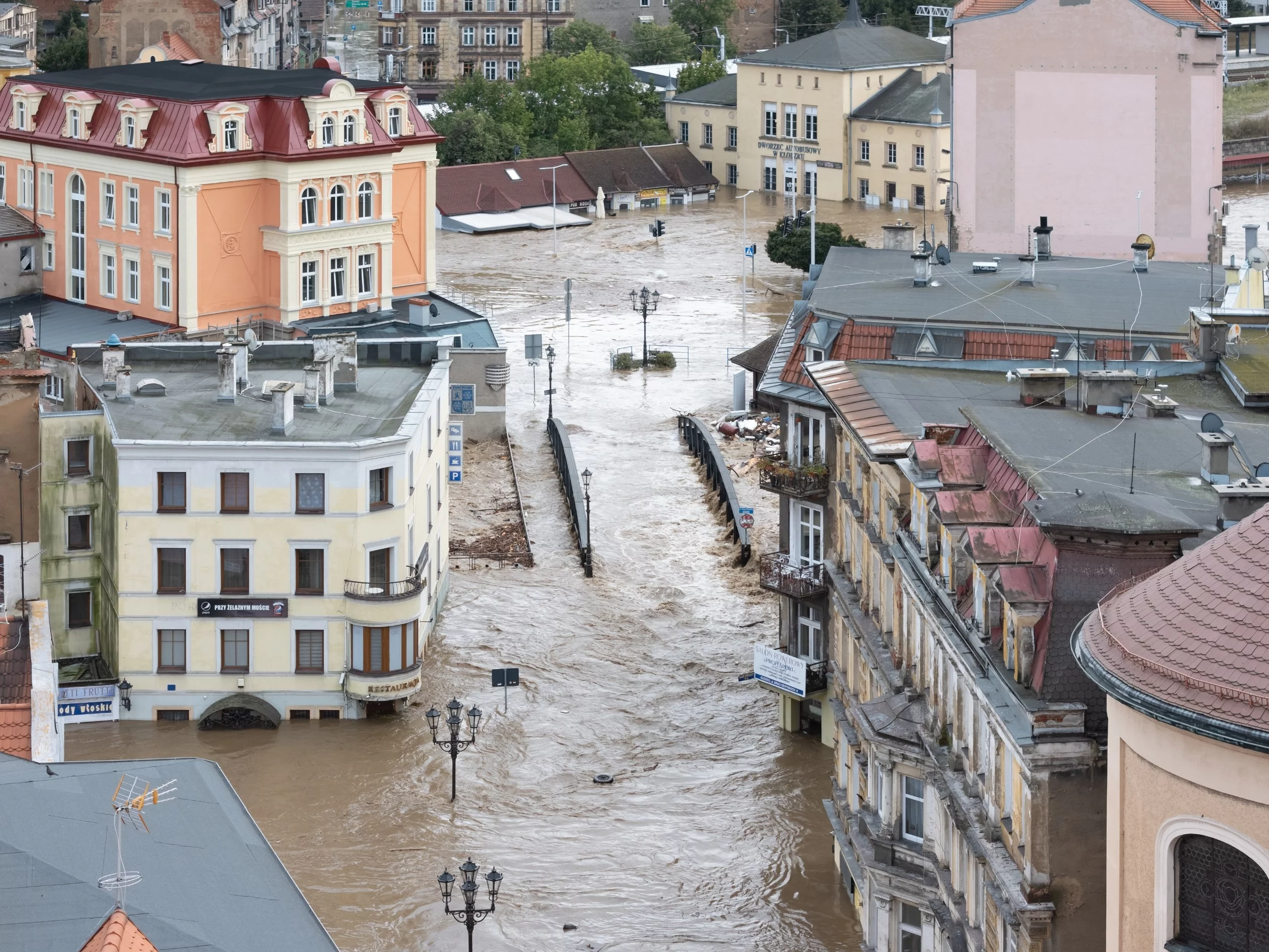 Powódź w Kłodzku. Zalany most żelazny