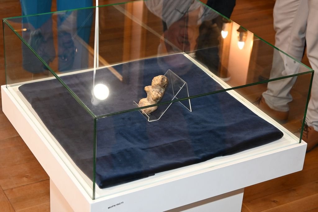 Pomorska Wenus - figurka datowana na 6000-5000 lat p.n.e; Muzeum Oręża Polskiego w Kołobrzegu