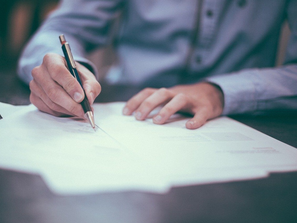 Podpisywanie dokumentów. Zdjęcie ilustracyjne