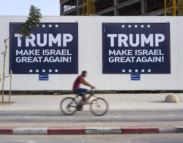 Popierające Donalda Trumpa plakaty w Tel Awiwie