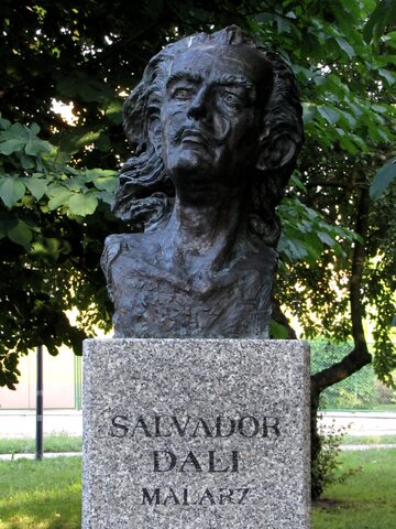Popiersie Salvadora Dalí w Alei Sław na Skwerze Harcerskim w Kielcach
