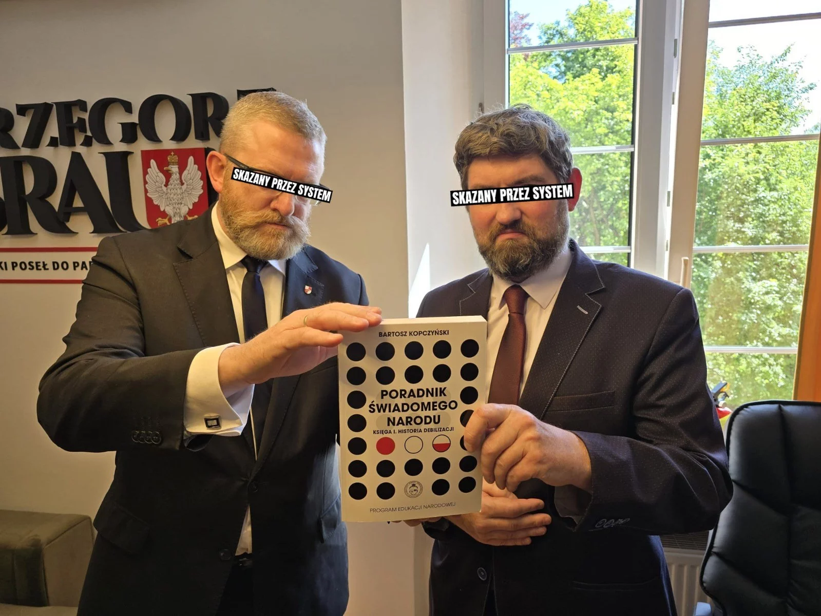 Braun jak Hitler. Kto chce palić "Poradnik świadomego narodu"?