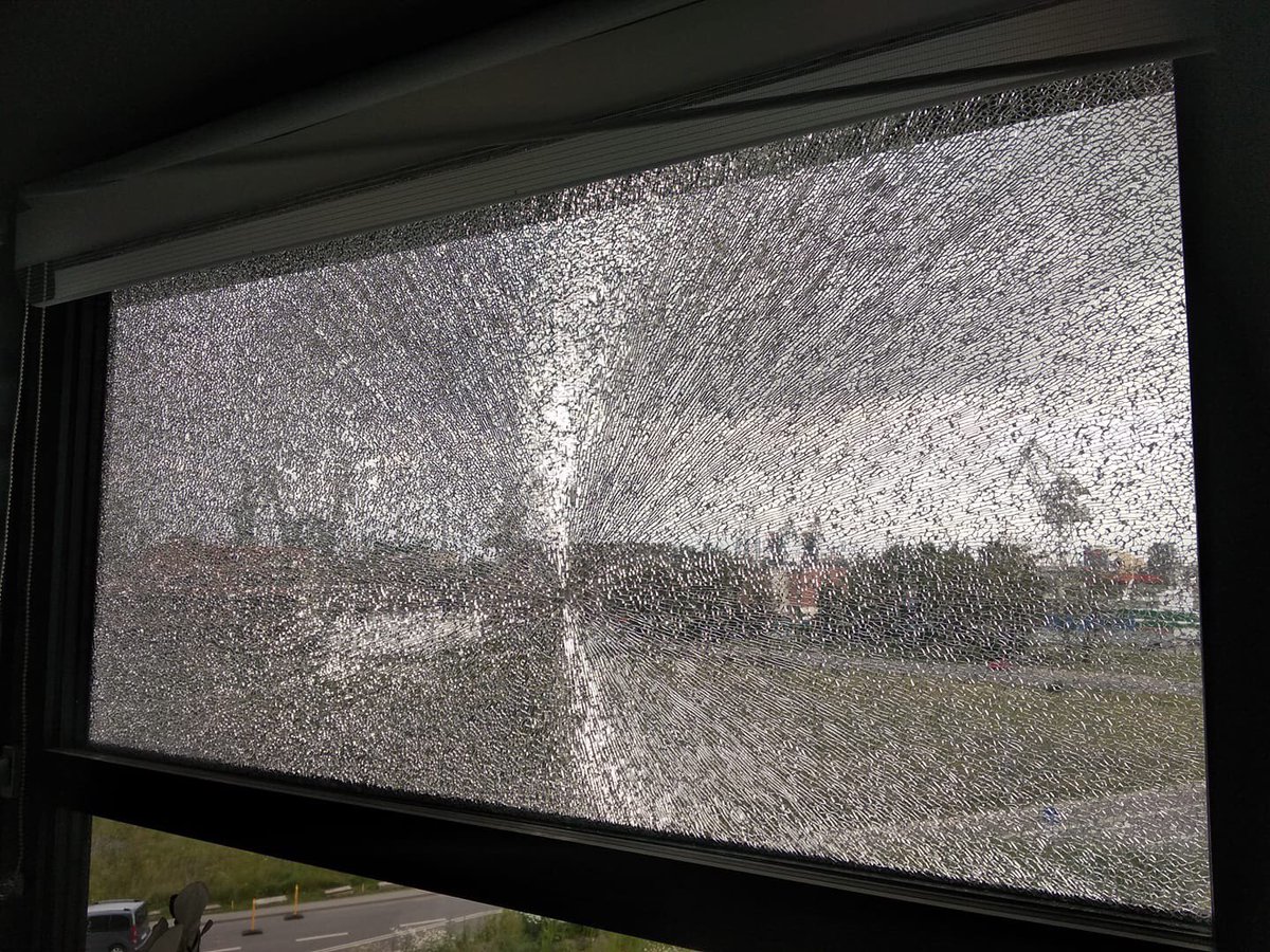 Zniszczona szyba w biurze Lecha Wałęsy.