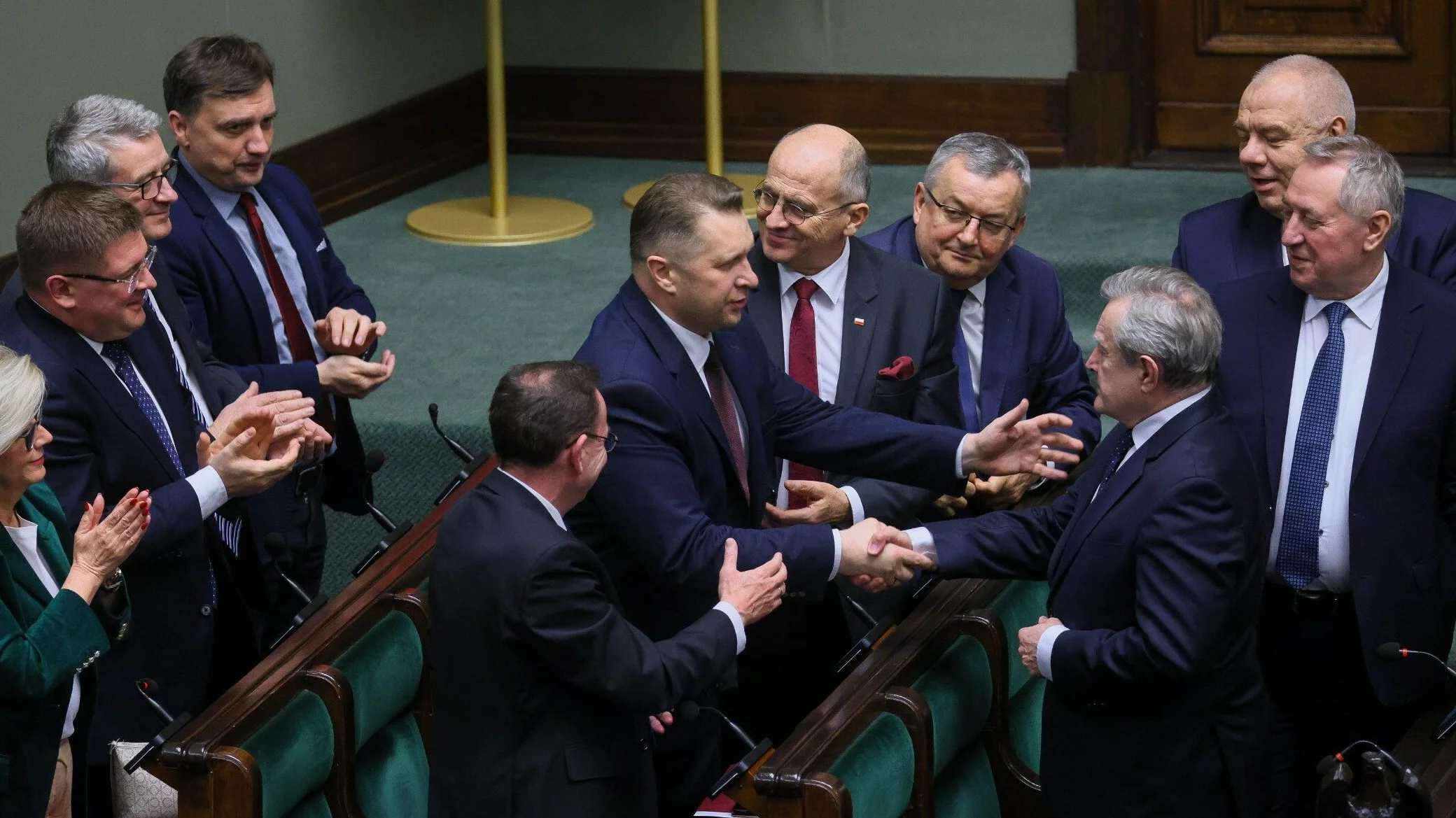 Minister edukacji i nauki Przemysław Czarnek (C) w ławach rządowych po zakończeniu głosowania w Sejmie w Warszawie